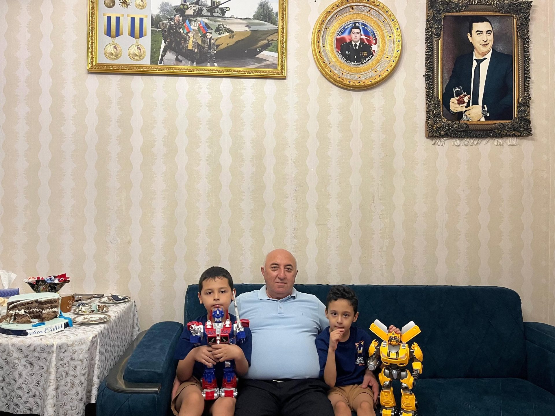 Şəhid Ceyhun Həsənovun əkiz övladları doğum günündə ziyarət olunub